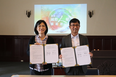 成大文學院院長陳玉女（左）與人權博物館館長陳俊宏（右）簽訂合作備忘錄