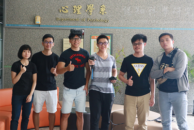 VR跨領域課程由成大心理系教授楊政達（左起第3位）策劃