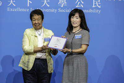 NCKU president Dr. Huey-Jen Jenny Su received the award