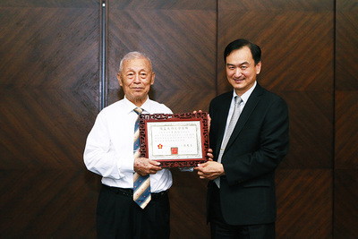 成大副校長蘇芳慶代表校方感謝李克讓教授無私奉獻致贈獎牌