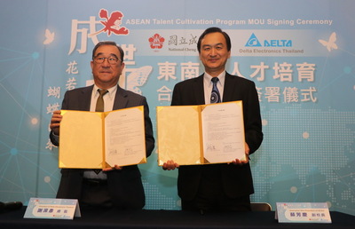 副校長蘇芳慶（右）DET總裁謝深彥（左）代表簽署備忘錄