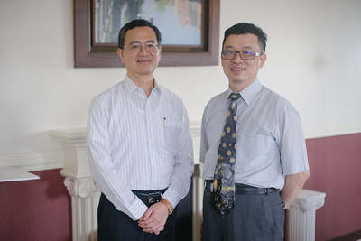 成大謝達斌教授（右）與蘇五洲教授（左）