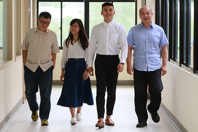 由左至右：蘇文鈺教授、史蕓瑄、侯智薰、王育民教務長