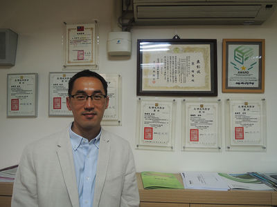 建築所副教授蔡耀賢的座位後方牆面掛了許多獎狀