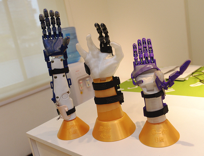 張憲良透過3D列印為傷友打造之手指義肢。