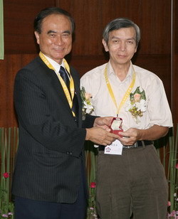 工科系教授周榮華（右）獲頒資深會士，由賴明詔校長（左）頒發徽章表揚。