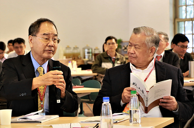 旺宏電子董事長吳敏求（右）與中研院院士王康隆（左）