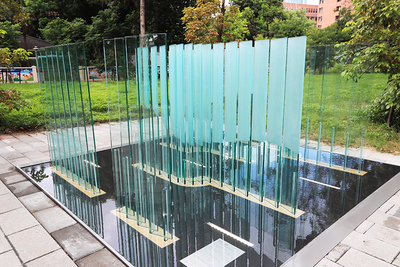 理學大樓的水象三組件中，「液態」為半通透之玻璃呈現出視覺穿透小西門與總圖軸線之中介新舊關係