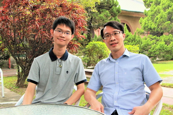 Cai Yun-Zhan (left) and his supervising professor Tsai Meng-Hsun (right)